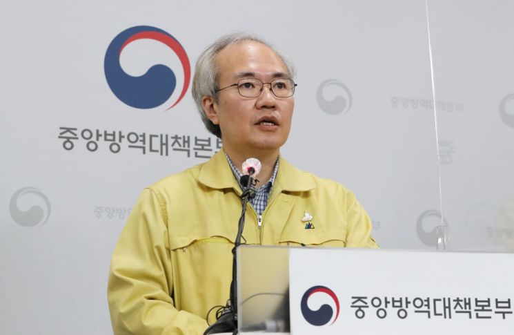 당국 "혈전 논란 접종 보류 아스트라제네카 접종 재개 11일 결정"(상보)