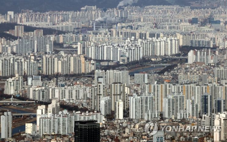 지난 14일 서울 송파구 롯데월드타워 전망대 서울스카이에서 바라본 강북 지역 아파트 단지 모습. / 사진=연합뉴스