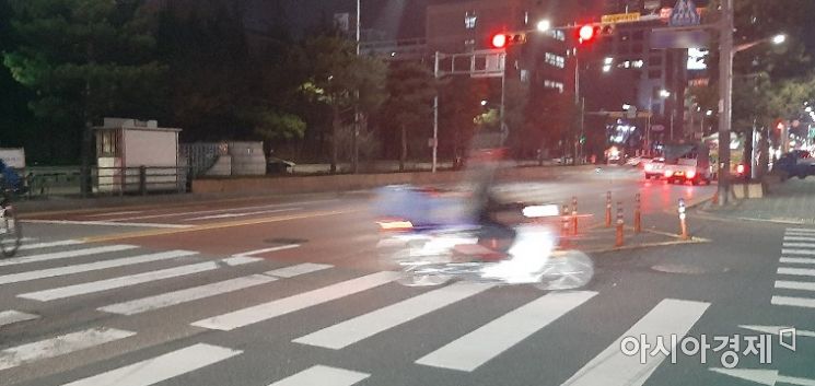 한 배달 오토바이가 횡단보도를 가로 질러 빠르게 이동하고 있다. 사진=한승곤 기자 hsg@asiae.co.kr