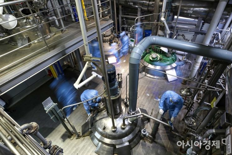 [포토]분주히 움직이는 엔지켐생명과학 연구원들