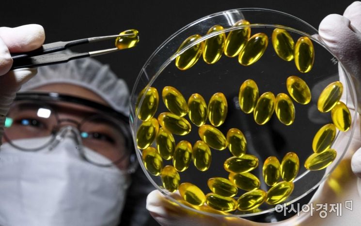 국내 바이오벤처기업인 엔지캠생명과학은 미국 식품의약국(FDA)로부터 신약물질을 승인받아 임상 2상을 진행하고 있다. 사진은 충북 제천 엔지켐생명과학 중앙연구소에서 연구원이 코로나19 치료제 EC-18을 연구하고 있다./강진형 기자aymsdream@