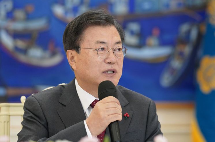 文대통령 "백신, 과할 정도로 확보하라"…첫 '확보' 지시는 9월