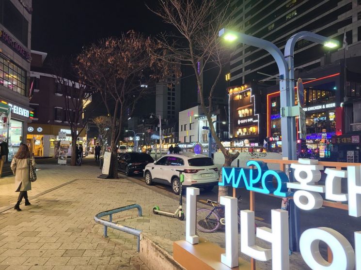 5인 이상 집합금지 조치 하루전인 22일 오후 8시 홍익대 인근 거리. 연말 분위기를 느끼기 힘들 정도로 거리에 사람이 없는 모습이다.