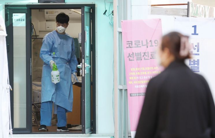 지난 10월6일 오전 서울 중구 국립중앙의료원 신종 코로나바이러스 감염증(코로나19) 선별진료소에서 관계자가 진료실 입구를 소독하고 있다. / 사진=연합뉴스