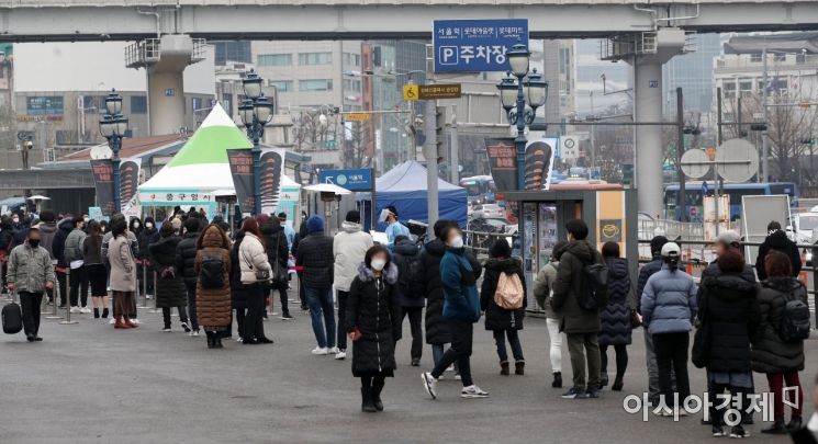 국내 신종 코로나바이러스 감염증(코로나19) '3차 대유행'의 확산세가 좀체 꺾이지 않는 가운데 23일 서울역 광장에 마련된 임시 선별검사소를 찾은 시민들이 길게 줄을 서서 순서를 기다리고 있다. /김현민 기자 kimhyun81@