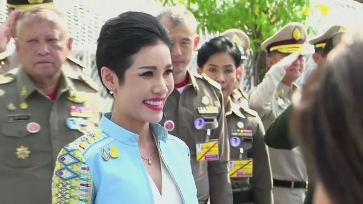 태국 후궁 나체사진 1000여장 해외 유포… 왕비와 경쟁관계?