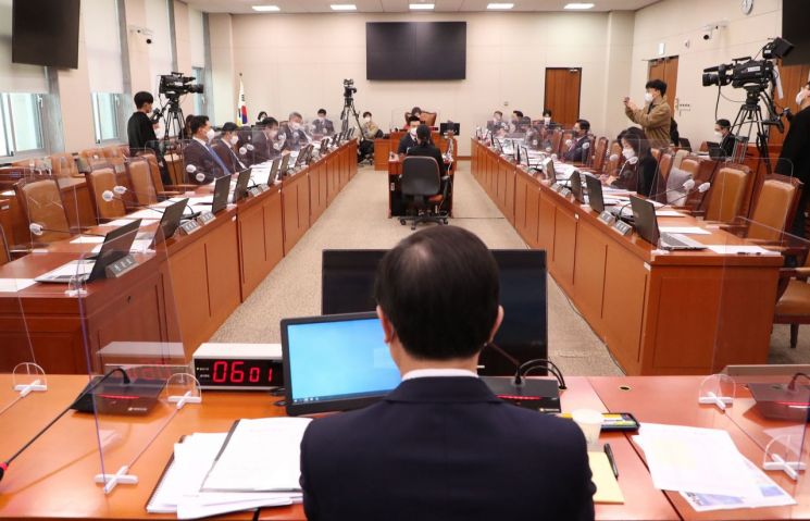 23일 국회 국토교통위원회에서 최소한의 인원만 참석한 가운데 변창흠 국토교통부 장관 인사청문회가 열리고 있다. / 사진=연합뉴스