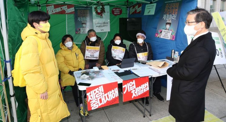 변창흠 국토교통부 장관 후보자가 22일 오후 서울 여의도 국회 본청 앞에서 중대재해기업처벌법 제정을 촉구하며 단식 농성을 12일째 하고 있는 정의당 단식농성장을 찾아 이른바 '구의역 김 군' 사고 관련 자신의 발언에 대해 사과를 하고 있다. / 사진=연합뉴스