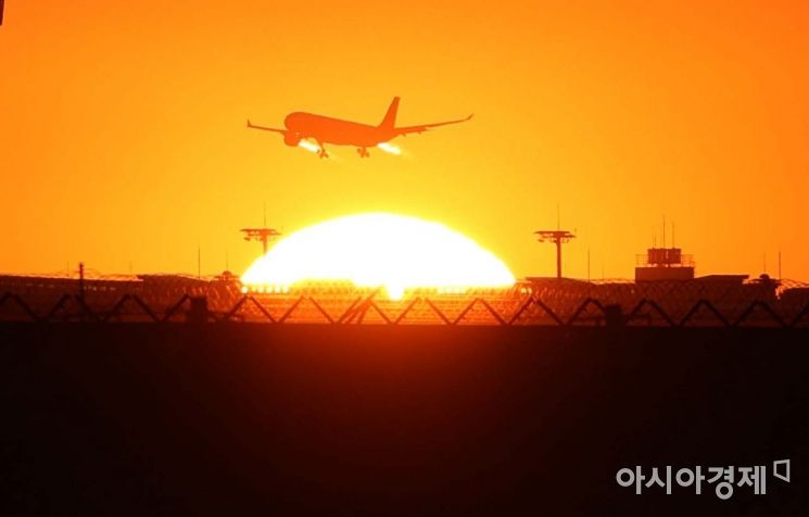 인천국제공항 위로 붉은 태양이 떠오르는 모습. /문호남 기자 munonam@