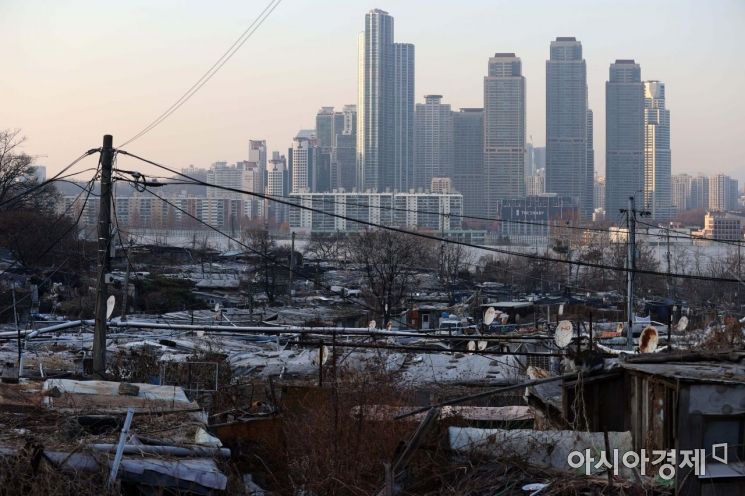 부동산 이슈가 2020년 대한민국을 뒤흔들었다. 부동산 문제는 자신 있다는 문재인 대통령의 호언장담과는 달리 내 집 마련에 대한 원성이 높아진 한 해였다. 정부가 널뛰는 집값을 잡기 위해 24번의 정책을 발표했지만 그때마다 집값은 더 올랐다. 서울 강남권 마지막 판자촌인 구룡마을과 휘황찬란한 고층 아파트가 극한 대비를 이루고 있다. 신축년 새해에는 주택시장 안정화가 찾아오기를 기대한다. /문호남 기자 munonam@