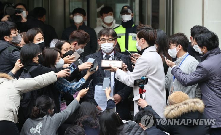 정경심 동양대 교수의 변호인 김칠준 변호사가 23일 오후 서울 서초구 서울중앙지법에서 열린 정 교수의 1심 선고 공판을 마친 뒤 취재진의 질문에 답하고 있다.

자녀 입시비리와 사모펀드 투자 의혹 등 혐의로 재판에 넘겨진 정경심 교수는 이날 징역 4년에 벌금 5억원을 선고받고 법정구속됐다. [이미지출처=연합뉴스]