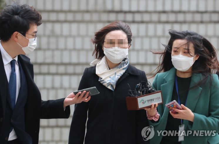 자녀 입시비리와 사모펀드 투자 의혹 등 혐의로 재판에 넘겨진 조국 전 법무부 장관의 부인 정경심 동양대 교수가 23일 오후 서울 서초구 서울중앙지법에서 열리는 1심 선고공판에 출석하며 취재진의 질문에 답하고 있다. [이미지출처=연합뉴스]