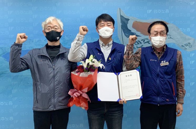 양경수 전국민주노동조합총연맹 제10기 위원장 당선자(가운데)가 24일 민주노총 위원장실에서 당선증을 전달받은 후 김재하 민주노총 비대위원장(오른쪽)과 기념촬영을 하고 있다. [이미지출처=연합뉴스]