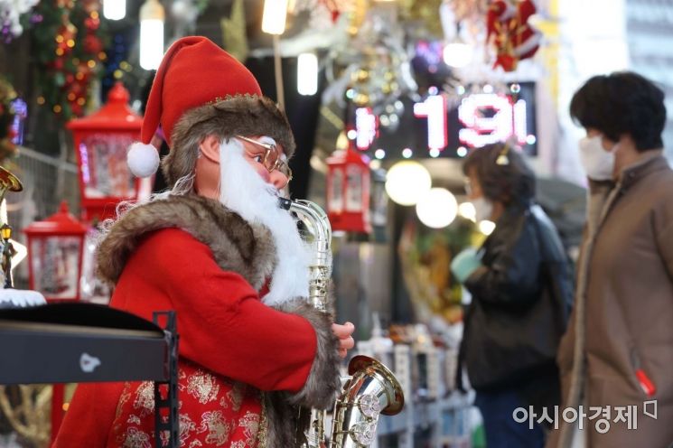 크리스마스 이브인 24일 서울 중구 남대문시장에서 시민들이 크리스마스 장식품을 살펴보고 있다. /문호남 기자 munonam@