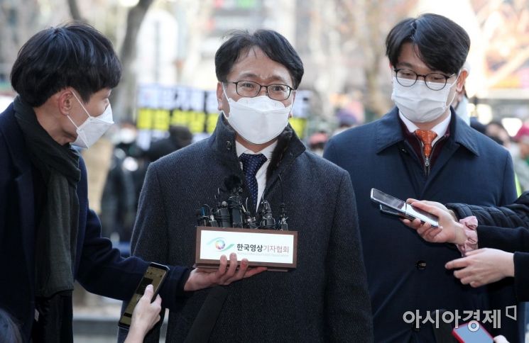 이옥형 법무부 측 법률대리인이 24일 서울 서초구 서울행정법원에서 열린 윤석열 검찰총장 징계처분 처분 집행정지 신청 2차 심문에 출석하고 있다./김현민 기자 kimhyun81@/김현민 기자 kimhyun81@