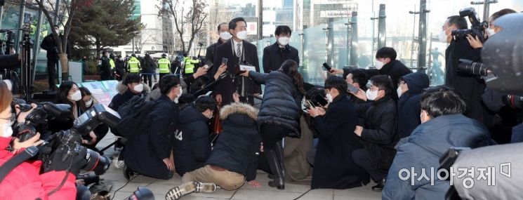 [포토] 취재진에 둘러싸인 윤석열 측 변호인단