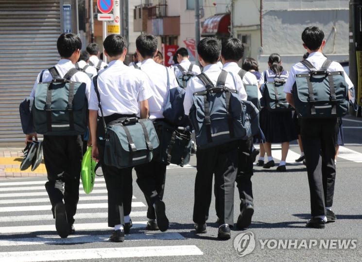 "흰색 속옷만 입어라"에 속옷 검사까지…황당한 日중학교 교칙