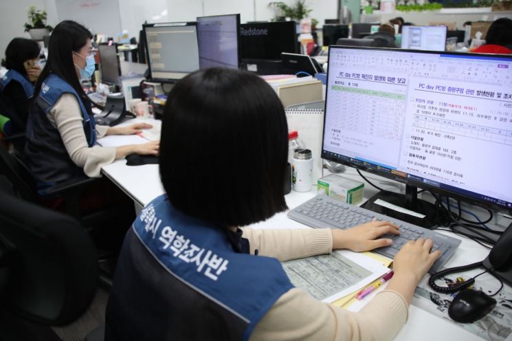 지난 2일 서울시 감염병관리과 역학조사반 직원들이 신종 코로나바이러스 감염증(코로나19) 대응 업무를 하고 있다. / 사진=연합뉴스