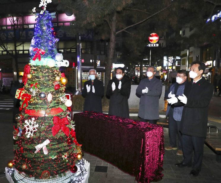 [포토]"온 누리에 사랑을~~~"...강북구청 희망의 ‘크리스마스 트리’ 