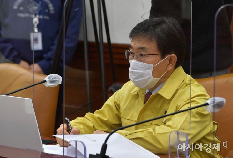 [포토] 신중한 표정의 권덕철 보건복지부 장관