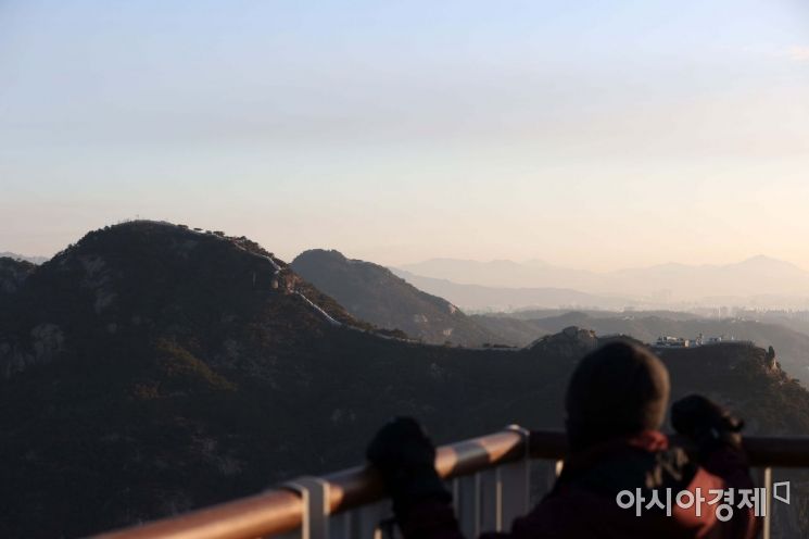 겨울 찬 바람이 강하게 분 25일 서울 서대문구 안산 봉수대에서 바라본 하늘이 맑다. /문호남 기자 munonam@