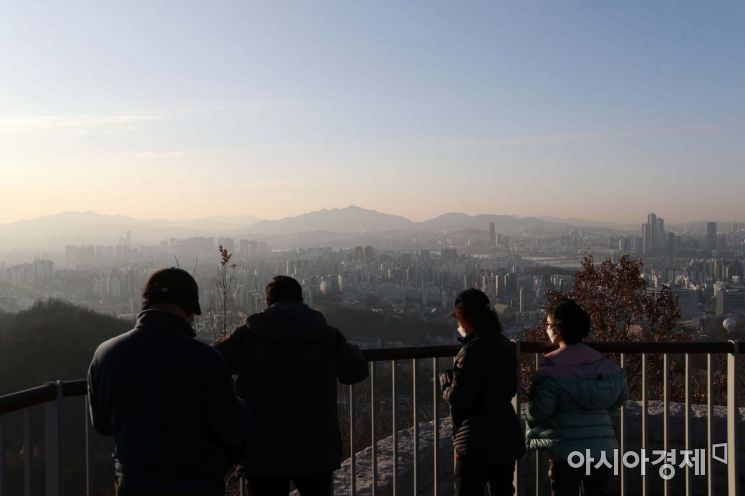 겨울 찬 바람이 강하게 분 25일 서울 서대문구 안산 봉수대에서 바라본 하늘이 맑다. /문호남 기자 munonam@