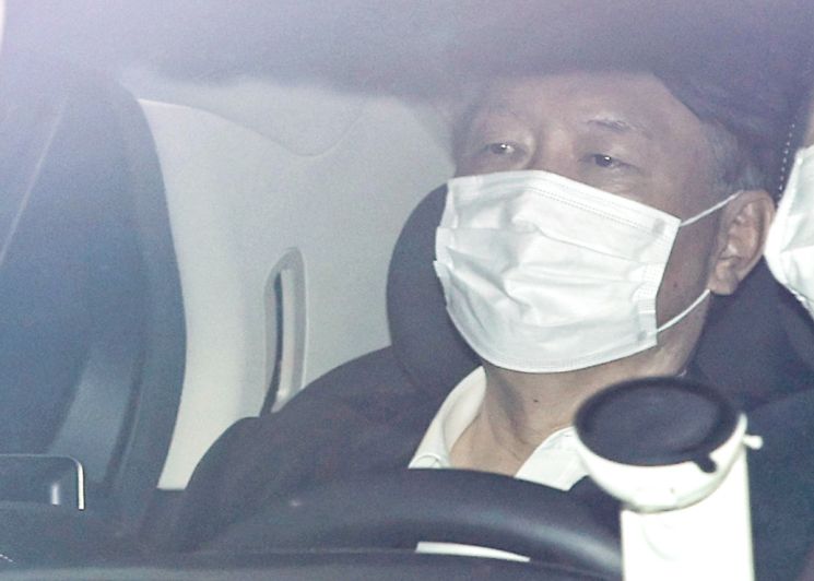 행정법원의 검찰총장 징계처분 효력 집행정지 신청 인용에 따라 업무에 복귀한 윤석열 검찰총장이 25일 오후 서울 서초구 대검찰청으로 출근하고 있다. [이미지출처=연합뉴스]