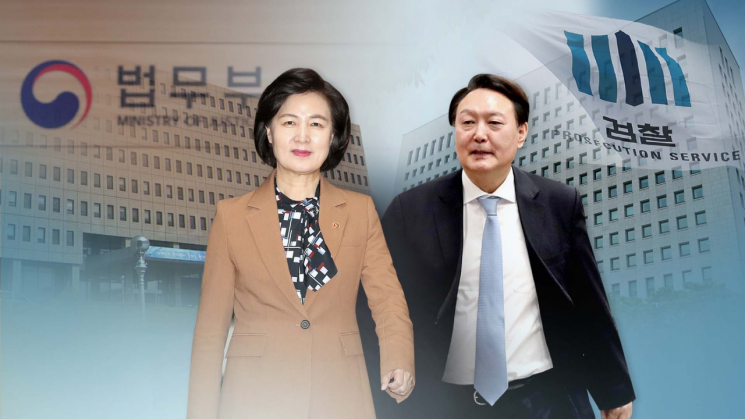 Minister of Justice Choo Mi-ae (left) Attorney General Yoon Seok-yeol (right) [이미지출처=연합뉴스]