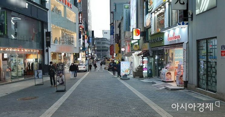 코로나19 여파로 유동 인구가 줄어든 모습을 보이는 서울 중구 명동 거리 일대.사진은 지난 10월. 사진=한승곤 기자 hsg@asiae.co.kr.