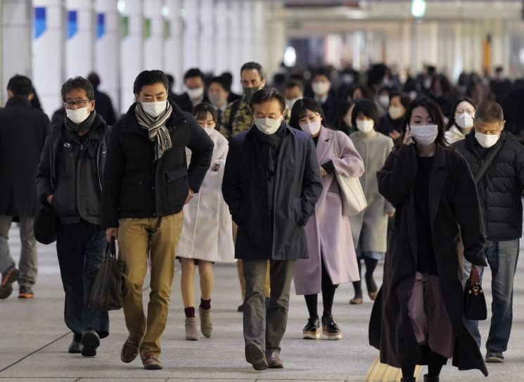 지난 24일 마스크를 착용한 도쿄 시민들이 신주쿠 기차역으로 향하고 있다. [이미지출처=EPA연합뉴스]