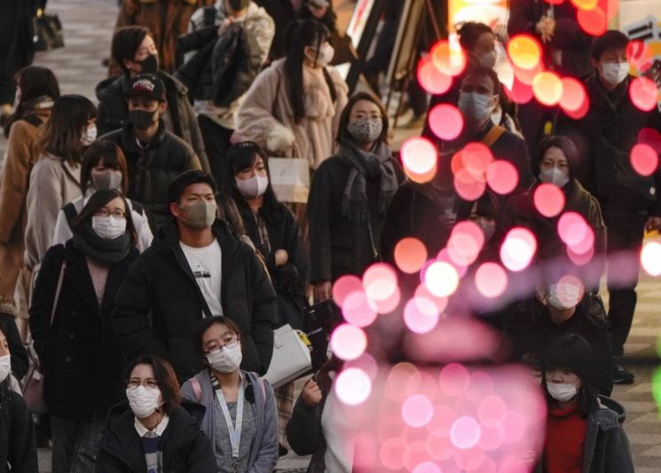 26일 마스크를 쓴 일본 시민들이 도쿄 시내를 걷고 있다. [이미지출처=EPA연합뉴스]