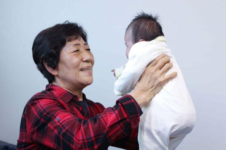 LG의인상을 수상한 전옥례씨(74세)가 서울 서대문구에 위치한 자택에서 위탁아동을 돌보는 모습