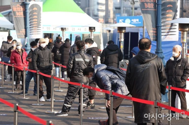 서울역 광장에 마련된 신종 코로나바이러스감염증(코로나19) 임시 선별검사소에서 시민들이 검사를 받기 위해 대기하고 있다. /문호남 기자 munonam@