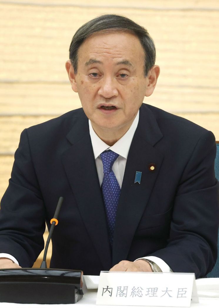 스가 요시히데(菅義偉) 일본 총리가 14일 저녁 도쿄 총리공관에서 개최된 신종코로나바이러스감염증(코로나19) 대책본부 회의에 참석해 발언하고 있다. [이미지출처=연합뉴스]