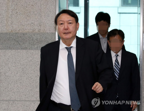 윤석열 검찰총장이 지난 9월18일 오후 서울 서초구 대검찰청 별관에서 열린 한 행사에 참석하고 있다. [이미지출처=연합뉴스]