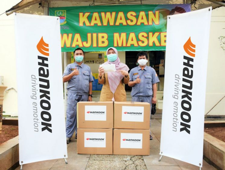 한국타이어가 인도네시아 지역사회에 신종 코로나바이러스감염증(코로나19) 확산 방지를 위한 마스크를 기부했다./사진=한국타이어