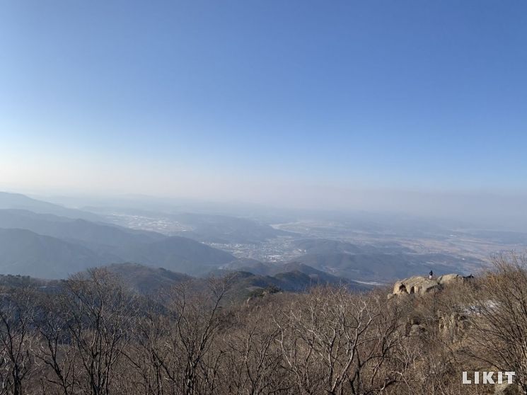 정상에서 바라본 북한 개성 방향의 경치