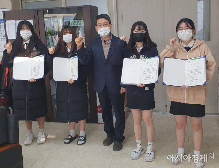 죽변고등학교 장학금 전달 모습.