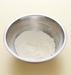 1. 중력분과 베이킹파우더는 체에 내려 황설탕과 소금을 넣어 섞는다.
