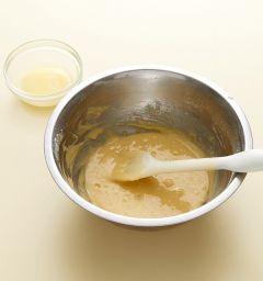 2. ①에 실온에 꺼내 놓은 달걀을 넣고 섞은 다음 녹인 버터를 2~3회 나누어 섞는다.
(Tip. 달걀은 실온에 30분 정도 미리 꺼내 놓는다.)