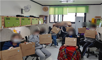 도내 청소년들이 학교밖 청소년지원센터에서 제공한 코로나 방역물품을 받고 있다.(사진=경남도학교밖청소년지원센터)