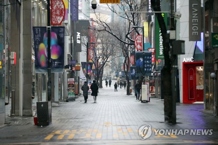국내 신종 코로나바이러스 감염증(코로나19) '3차 대유행'이 확산하며 지난 13일 서울 명동거리가 한산한 모습을 보이고 있다. 사진=연합뉴스