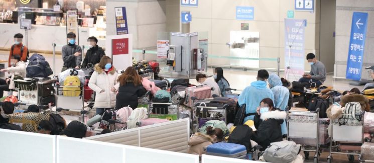 28일 오전 인천국제공항 1터미널 입국장에서 베트남 입국객 등이 지정장소에서 대기하고 있다.<이미지:연합뉴스>