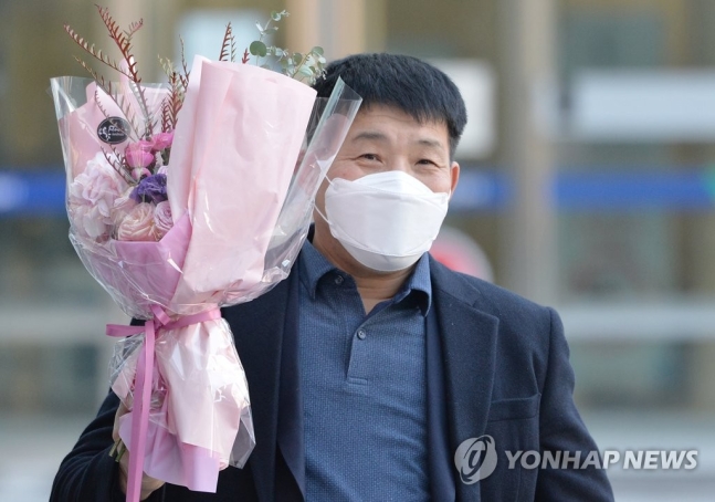 지난 17일 오후 경기도 수원시 영통구 수원지방법원에서 열린 이춘재 연쇄살인 8차 사건 재심 선고공판에서 재심 청구인 윤성여 씨가 무죄를 선고받고 법정에서 나오고 있다. / 사진=연합뉴스