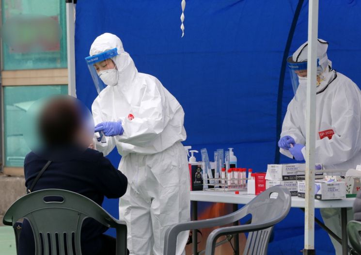 지난 27일 경북 포항시 남구의 한 '긴급 선별진료소'에서 시민이 신종 코로나바이러스 감염증 검사를 하고 있다./사진=연합뉴스