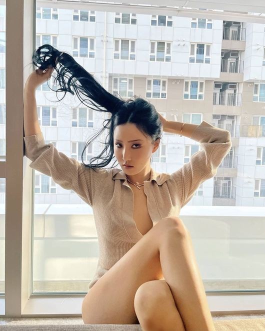 마마무 화사, 셔츠 입고 농염美 발산…"화보 공개"