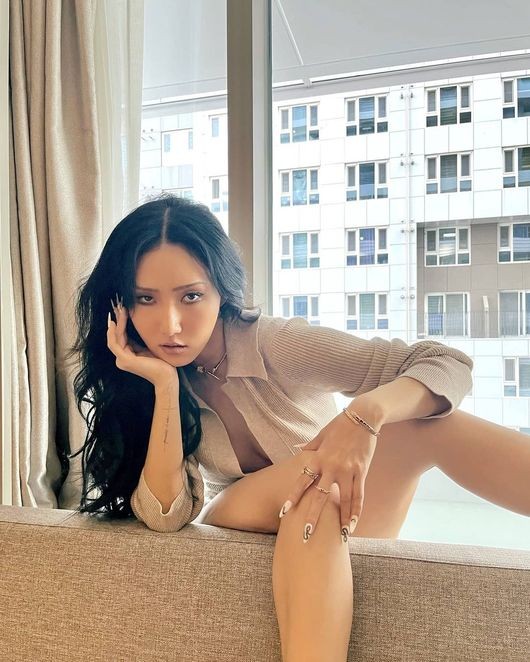 마마무 화사, 셔츠 입고 농염美 발산…"화보 공개"