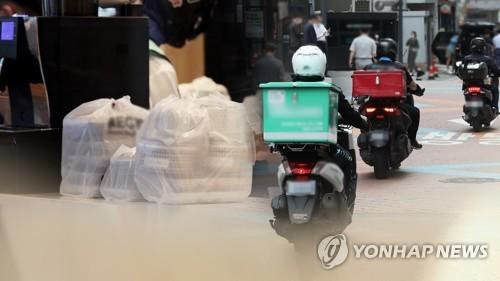 배달 대행기사들이 오토바이를 이용해 주문 받은 음식을 배달하고 있다. [이미지출처=연합뉴스]