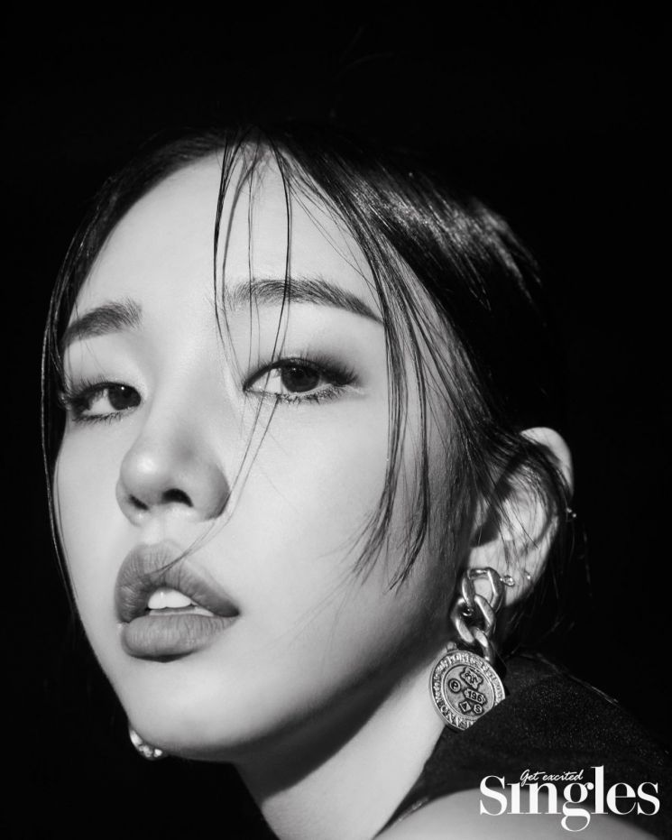 백아연, 반전의 치명적 눈빛