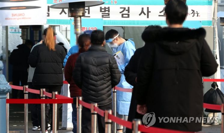 지난 28일 서울역 광장에 마련된 코로나19 중구임시선별검사소에서 시민들이 검사를 받기 위해 줄을 서 기다리고 있는 모습. [이미지출처=연합뉴스]